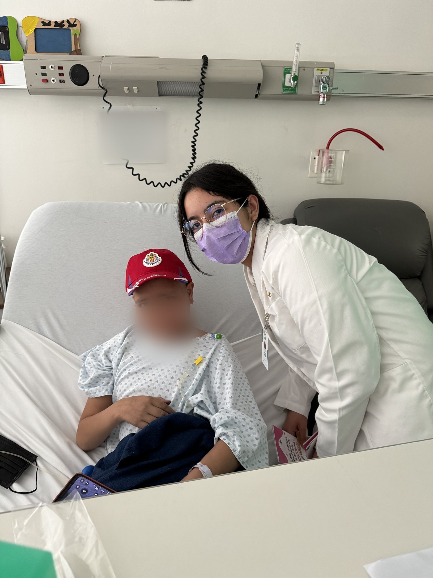 Voluntaria acompañando a un niño durante su estancia hospitalaria