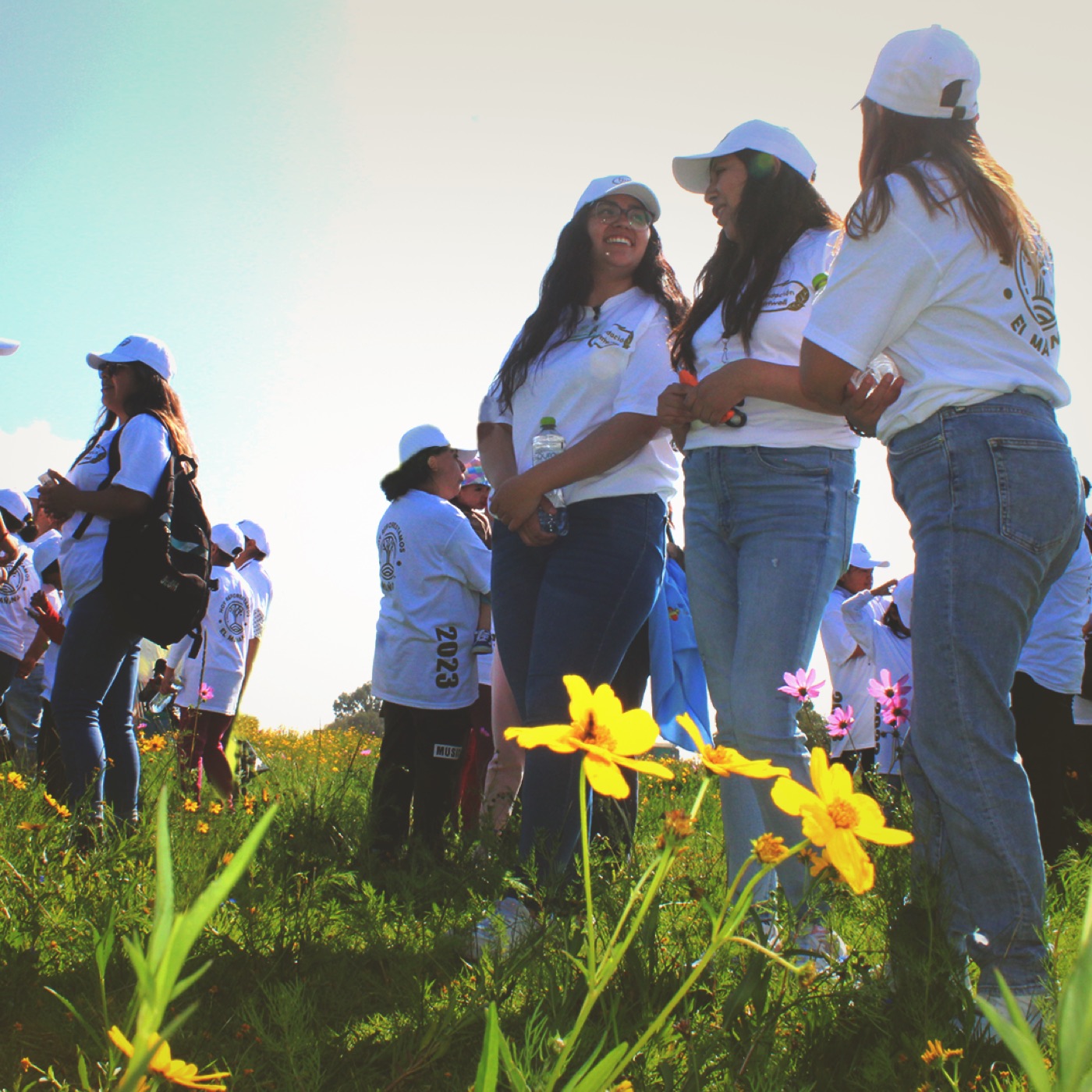 Voluntarios con la playera Hoy Reforestamos el Mañana